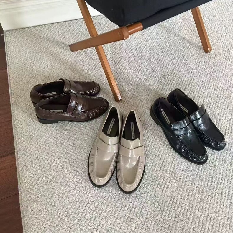 Loafers – stil britanic, vârf rotund, partea superioară: super fiber, talpă interioară: piele naturală, toc mic 1-3 cm