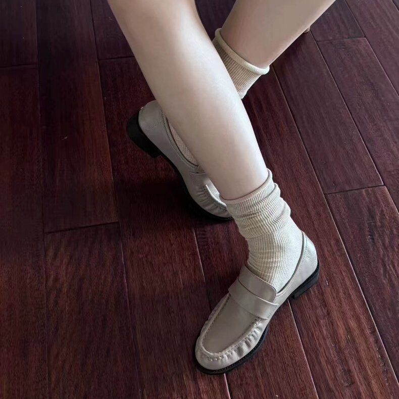 Loafers – stil britanic, vârf rotund, partea superioară: super fiber, talpă interioară: piele naturală, toc mic 1-3 cm