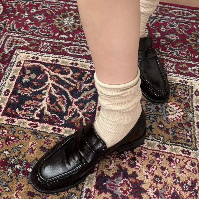 Loafers – stil britanic, vârf rotund, partea superioară: super fiber, talpă interioară: piele naturală, toc mic 1-3 cm