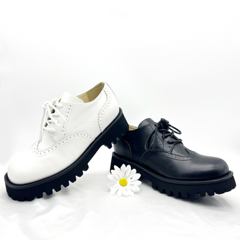Unisex loafer s platformom; gornji materijal: top grain koža; šiljasti nos; vezanje šnalama; gumena platforma