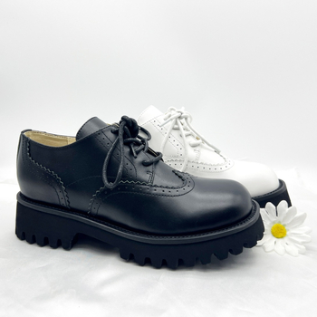 Unisex loafer s platformom; gornji materijal: top grain koža; šiljasti nos; vezanje šnalama; gumena platforma