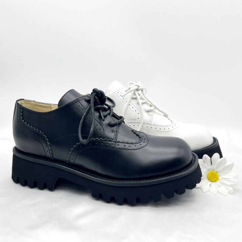 Unisex loafer s platformom; gornji materijal: top grain koža; šiljasti nos; vezanje šnalama; gumena platforma