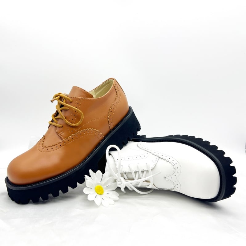Unisex loafer s platformom; gornji materijal: top grain koža; šiljasti nos; vezanje šnalama; gumena platforma