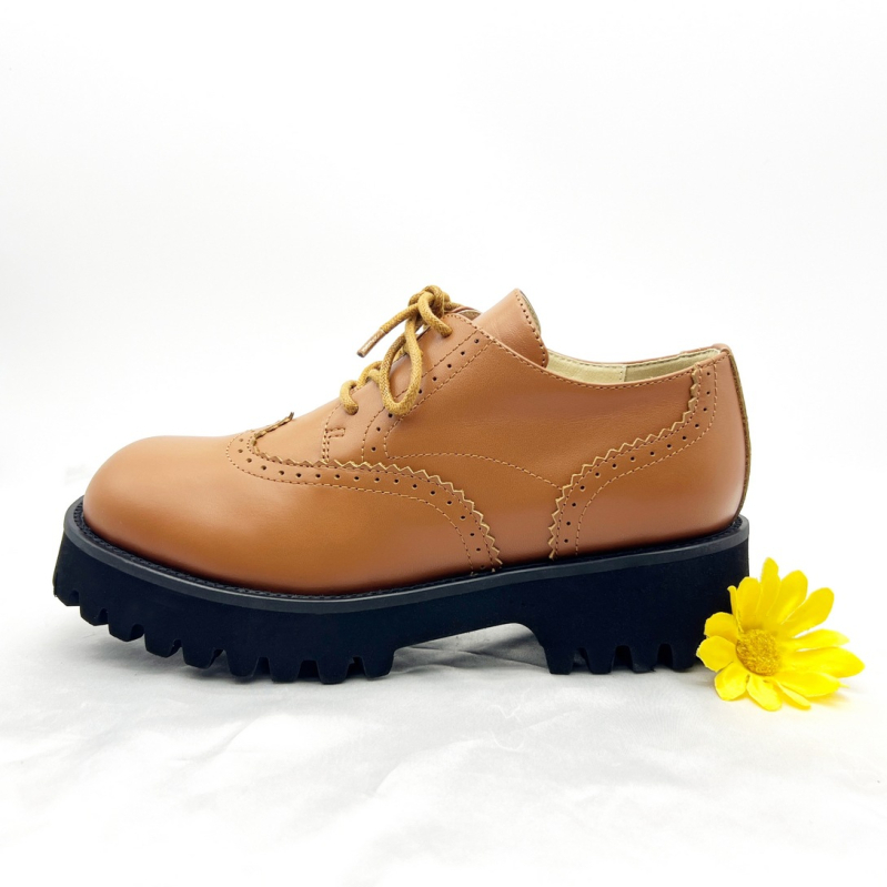 Unisex loafer s platformom; gornji materijal: top grain koža; šiljasti nos; vezanje šnalama; gumena platforma