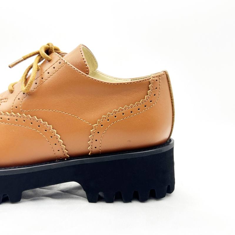 Unisex loafer s platformom; gornji materijal: top grain koža; šiljasti nos; vezanje šnalama; gumena platforma