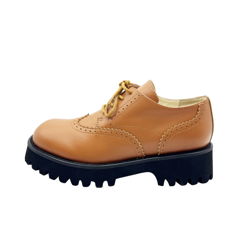 Unisex loafer s platformom; gornji materijal: top grain koža; šiljasti nos; vezanje šnalama; gumena platforma