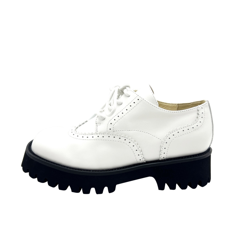 Unisex loafer s platformom; gornji materijal: top grain koža; šiljasti nos; vezanje šnalama; gumena platforma