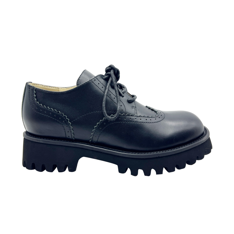 Unisex loafer s platformom; gornji materijal: top grain koža; šiljasti nos; vezanje šnalama; gumena platforma
