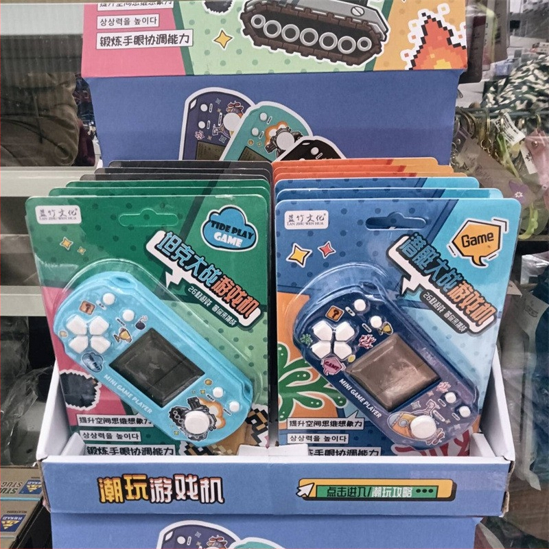 Prenosná ručná herná konzola s roztomilým kresleným dizajnom, zabudovaná klasická hra Tetris, nostalgický štýl, napájaná batériou typu gombík