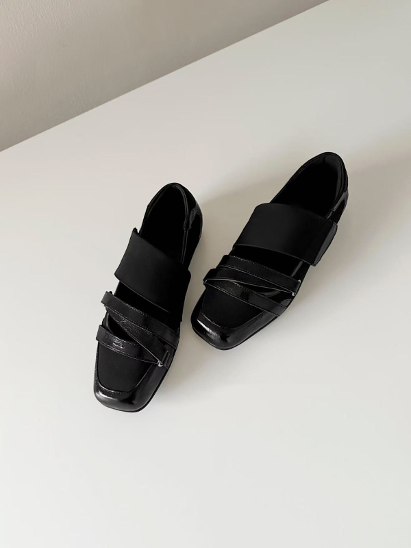 Ženske ploske cipele – kvadratni nos, gornji materijal mikrovlaknasta koža, unutarnji materijal od super vlakna, gumena tabanica, slip-on zatvarač, srednje visoka peta 3–5 cm