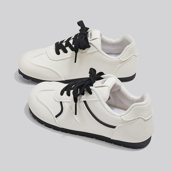 Női mindennapi cipő, négyszögletes orrú, sík talpú, PU bőr felsőrész csíkos mintával, fűzős zárás, alacsony sarok 1-3 cm