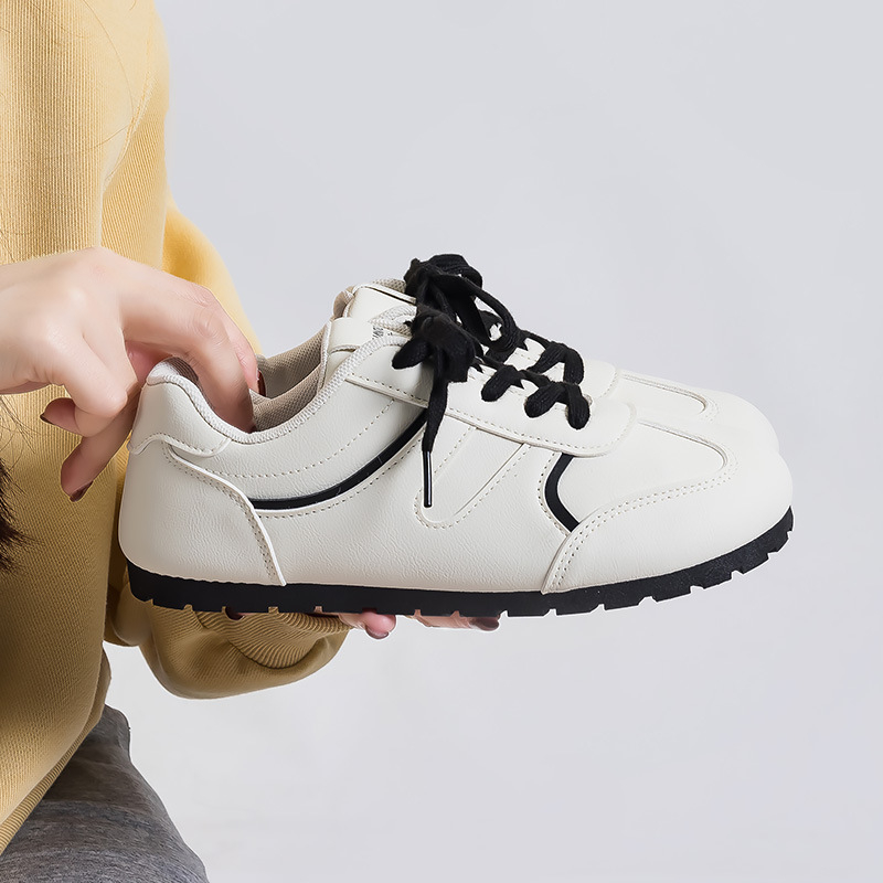 Női mindennapi cipő, négyszögletes orrú, sík talpú, PU bőr felsőrész csíkos mintával, fűzős zárás, alacsony sarok 1-3 cm