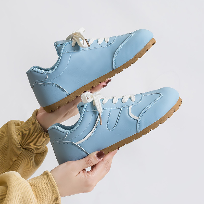 Női mindennapi cipő, négyszögletes orrú, sík talpú, PU bőr felsőrész csíkos mintával, fűzős zárás, alacsony sarok 1-3 cm