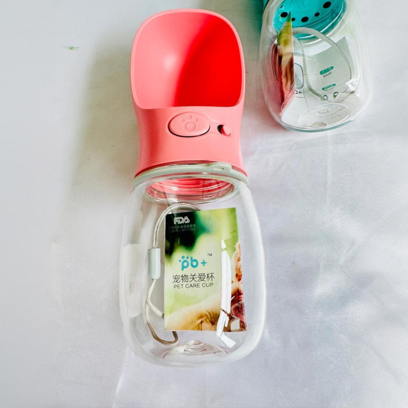 Φορητή φιάλη νερού για κατοικίδια με ενσωματωμένο ποτιστικό για σκύλους και γάτες, κατάλληλη για εξορμήσεις σε εξωτερικούς χώρους