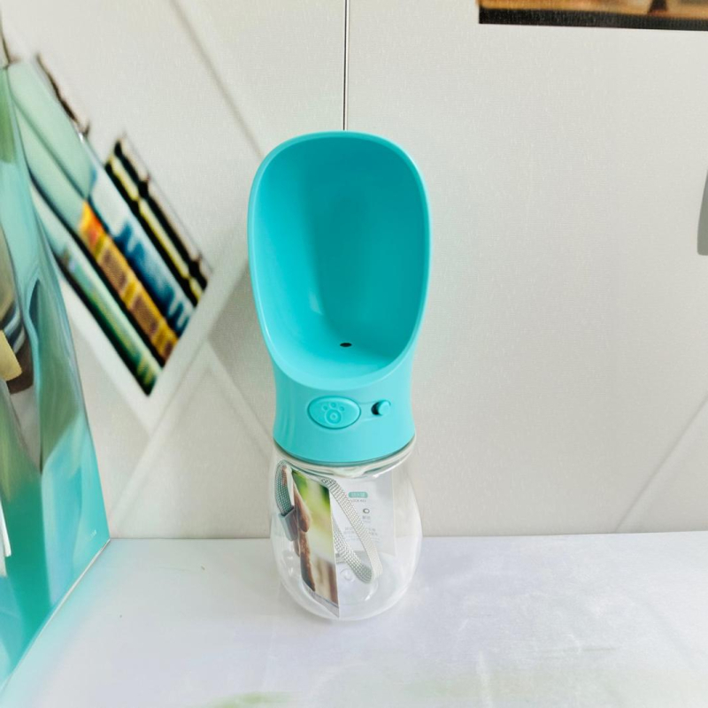 Φορητή φιάλη νερού για κατοικίδια με ενσωματωμένο ποτιστικό για σκύλους και γάτες, κατάλληλη για εξορμήσεις σε εξωτερικούς χώρους