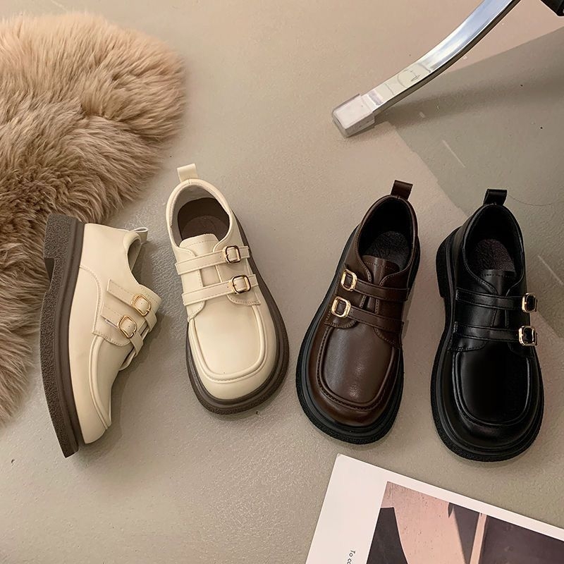 Női Mary Jane lapos cipők slip-on kialakítással és egy pántos csattal; felsőrész mesterséges fleece anyagból; talpbetét gyapjú; gumitalp; középmagas szár