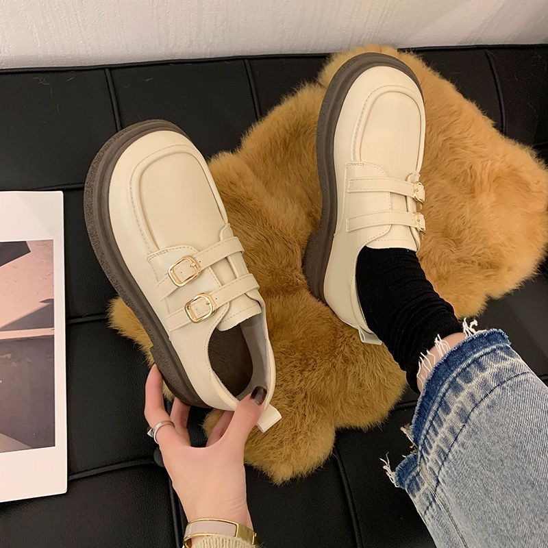 Női Mary Jane lapos cipők slip-on kialakítással és egy pántos csattal; felsőrész mesterséges fleece anyagból; talpbetét gyapjú; gumitalp; középmagas szár