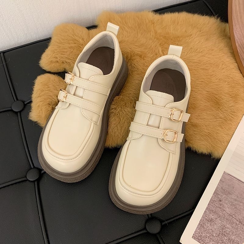 Női Mary Jane lapos cipők slip-on kialakítással és egy pántos csattal; felsőrész mesterséges fleece anyagból; talpbetét gyapjú; gumitalp; középmagas szár