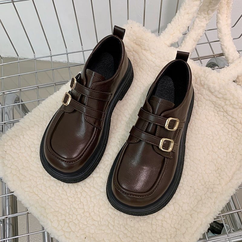 Női Mary Jane lapos cipők slip-on kialakítással és egy pántos csattal; felsőrész mesterséges fleece anyagból; talpbetét gyapjú; gumitalp; középmagas szár