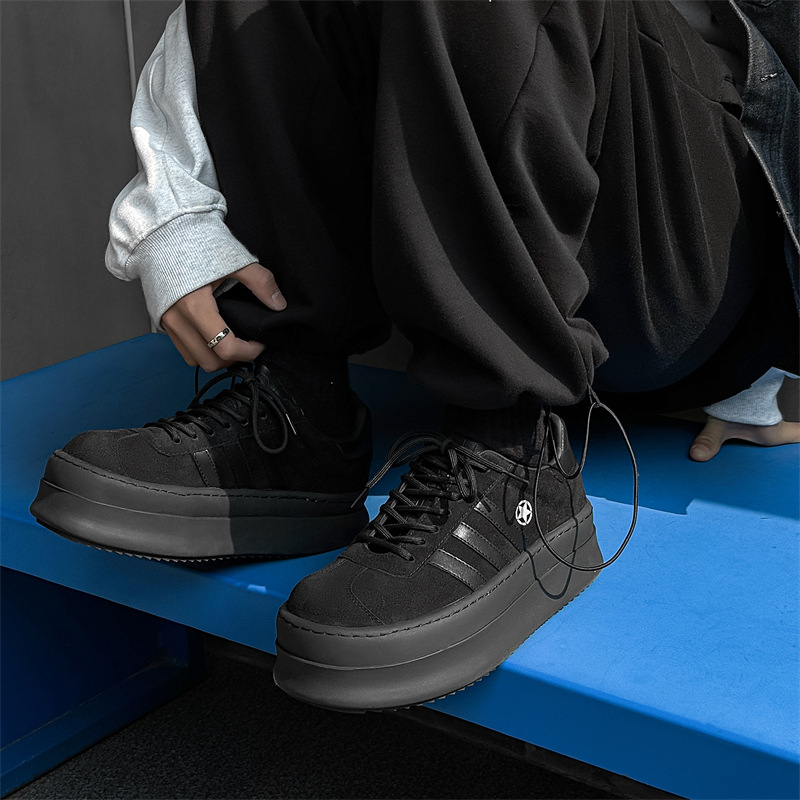 Férfiaknak szóló sportcipő kerek orral, tehénnubuk felsőrész, 3-5 cm sarokmagasság, gumitalp