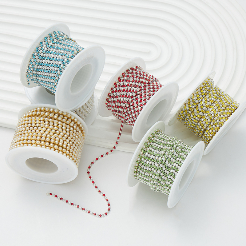 Lanac s perlama i dijamantima za DIY dodatke, elektroplatirani metal, podrijetlo Yiwu, zima 2023