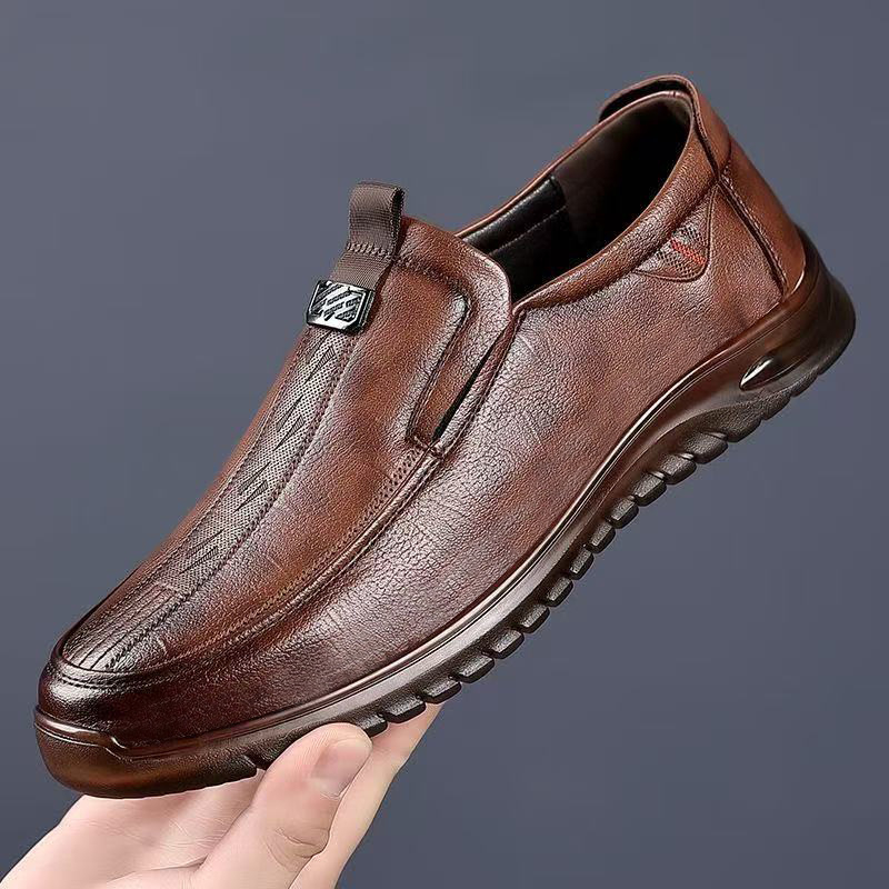 Muški slip-on loaferi, prozračni gornji dio od umjetne kože, potplat od teleće tetive, okrugli vrh, plitka peta
