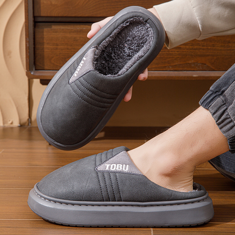 Muške kućne papuče od pamuka, fleece podstava, debela EVA potplat, antislip, gornji dio PU, zatvaranje Kick (Gornji: umjetna PU; Đon: EVA; Zatvaranje: Kick; Podstava: fleece; Konstukcija đona: šivanje)