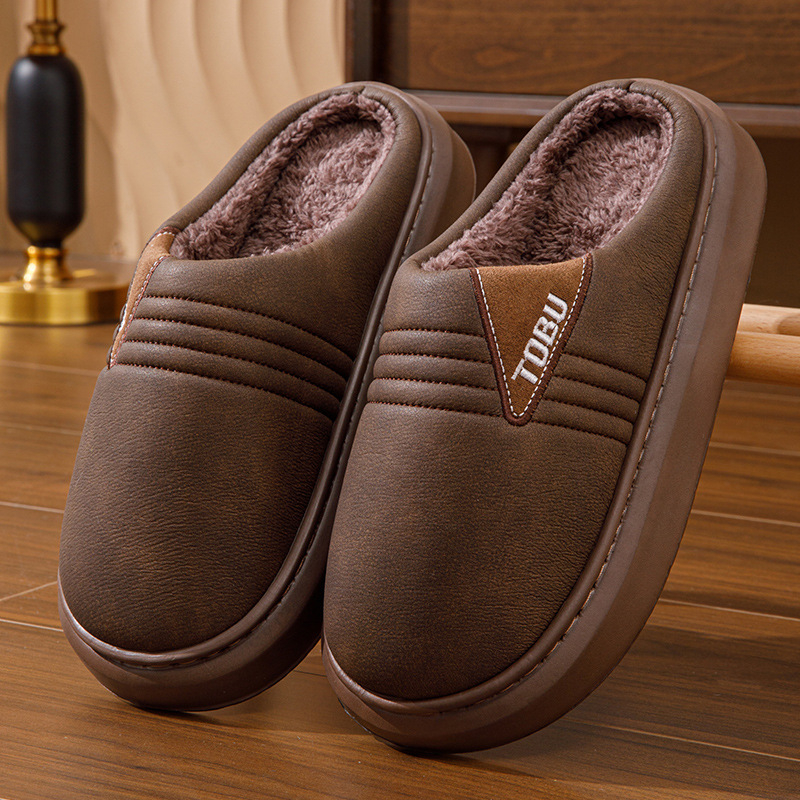 Muške kućne papuče od pamuka, fleece podstava, debela EVA potplat, antislip, gornji dio PU, zatvaranje Kick (Gornji: umjetna PU; Đon: EVA; Zatvaranje: Kick; Podstava: fleece; Konstukcija đona: šivanje)