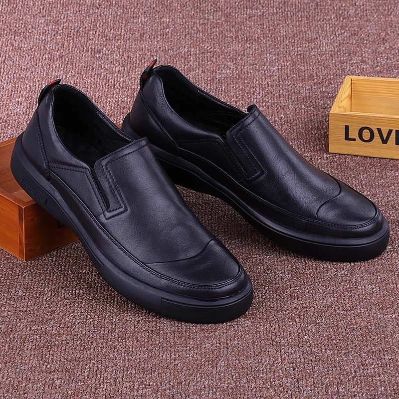 Muške casual kožne cipele - gornji dio od prvog sloja teleće kože, zaobljeni vrh, gumeni potplat, nizak pet 1–3 cm, slip-on stil