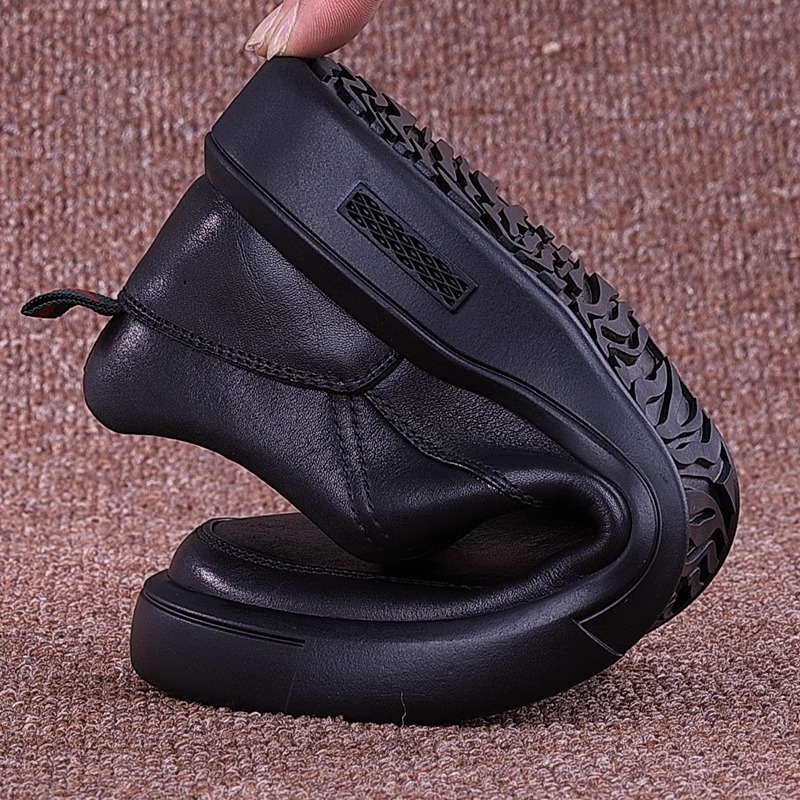 Muške casual kožne cipele - gornji dio od prvog sloja teleće kože, zaobljeni vrh, gumeni potplat, nizak pet 1–3 cm, slip-on stil