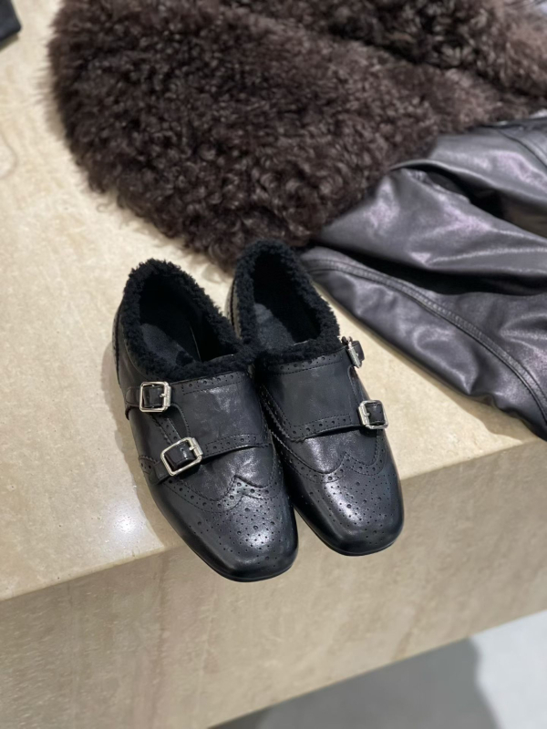 Γυναικείοι Λόφερς – Διπλή αγκράφα σε βρετανικό στυλ, στρογγυλή μύτη, άνω μέρος από δέρμα αγελάδας, χαμηλό τακούνι 1–3 εκ, καουτσούκ σόλα