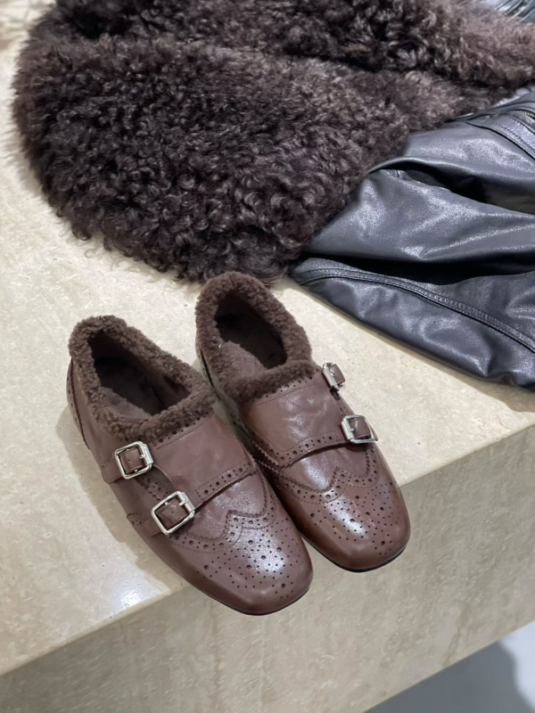 Γυναικείοι Λόφερς – Διπλή αγκράφα σε βρετανικό στυλ, στρογγυλή μύτη, άνω μέρος από δέρμα αγελάδας, χαμηλό τακούνι 1–3 εκ, καουτσούκ σόλα