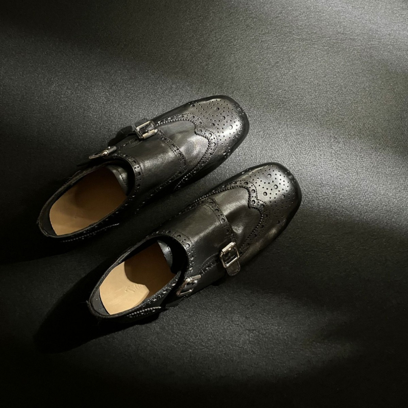 Γυναικείοι Λόφερς – Διπλή αγκράφα σε βρετανικό στυλ, στρογγυλή μύτη, άνω μέρος από δέρμα αγελάδας, χαμηλό τακούνι 1–3 εκ, καουτσούκ σόλα