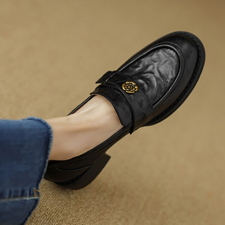 Γυναικείοι ρετρό λοφέρες, επάνω μέρος από βοδινό δέρμα, στρογγυλή μύτη, μεσαίο τακούνι 3-5 cm, σόλα από καουτσούκ.