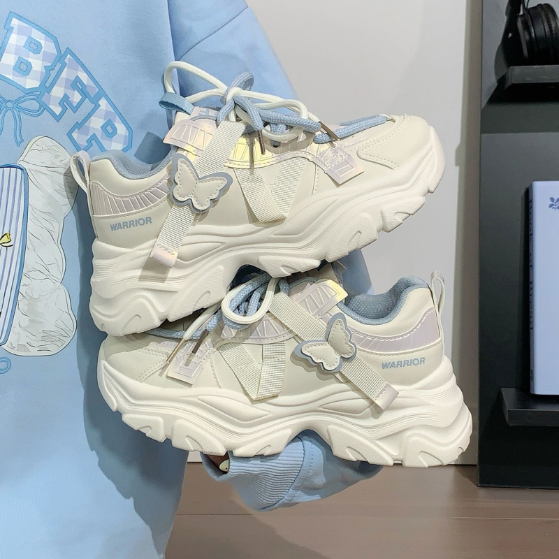 Ženski dad sneakers – lagani, niski profil, visina pete 3–5 cm, gornji dio od sintetičke kože, vezanje.