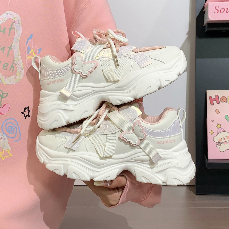 Ženski dad sneakers – lagani, niski profil, visina pete 3–5 cm, gornji dio od sintetičke kože, vezanje.