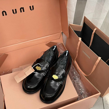 Γυναικείοι loafers σε κορεατικό στυλ, στρογγυλή μύτη, άνω μέρος από μικροϊνες, πάτος από φυσικό δέρμα, επένδυση από γούνα προβάτου, χαμηλός ύψος, καουτσούκ σόλα, πλατφόρμα, χωρίς δέσιμο