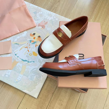 Γυναικείοι loafers σε κορεατικό στυλ, στρογγυλή μύτη, άνω μέρος από μικροϊνες, πάτος από φυσικό δέρμα, επένδυση από γούνα προβάτου, χαμηλός ύψος, καουτσούκ σόλα, πλατφόρμα, χωρίς δέσιμο