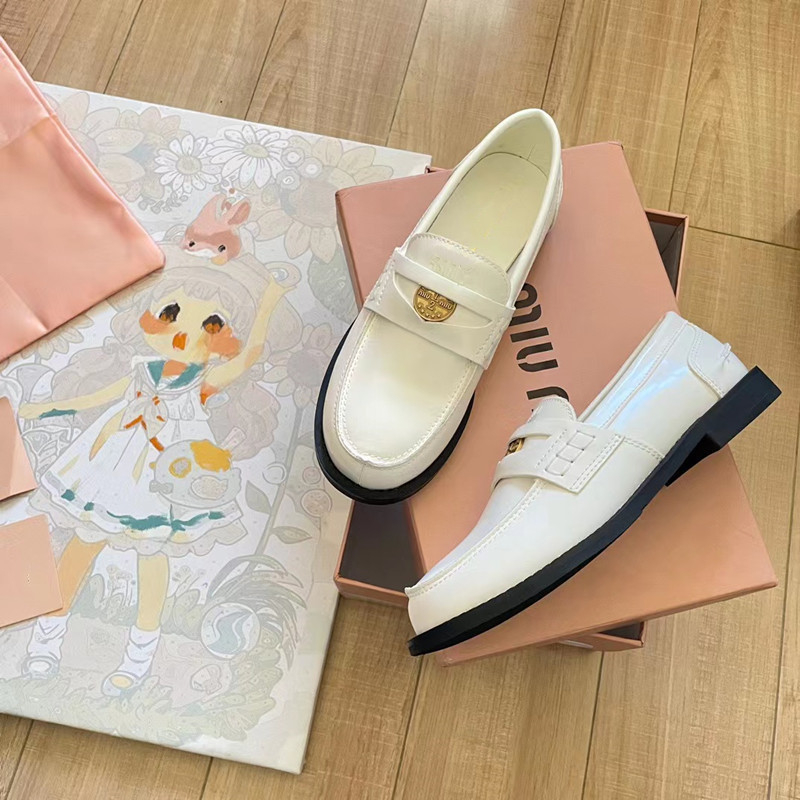 Γυναικείοι loafers σε κορεατικό στυλ, στρογγυλή μύτη, άνω μέρος από μικροϊνες, πάτος από φυσικό δέρμα, επένδυση από γούνα προβάτου, χαμηλός ύψος, καουτσούκ σόλα, πλατφόρμα, χωρίς δέσιμο