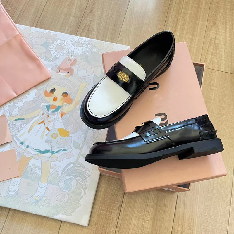 Γυναικείοι loafers σε κορεατικό στυλ, στρογγυλή μύτη, άνω μέρος από μικροϊνες, πάτος από φυσικό δέρμα, επένδυση από γούνα προβάτου, χαμηλός ύψος, καουτσούκ σόλα, πλατφόρμα, χωρίς δέσιμο