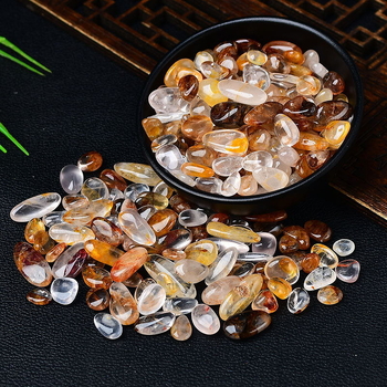 Kristalni šljunak dekorativni kamen sa žutim jantarskim cvijetom – geometrijski oblik, moderan minimalistički stil, materijal: kristal