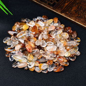 Kristalni šljunak dekorativni kamen sa žutim jantarskim cvijetom – geometrijski oblik, moderan minimalistički stil, materijal: kristal