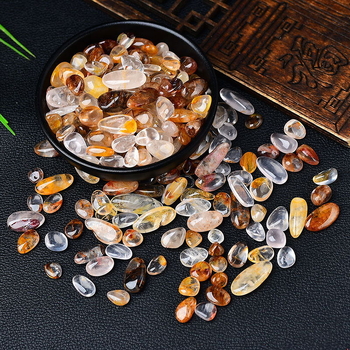 Kristalni šljunak dekorativni kamen sa žutim jantarskim cvijetom – geometrijski oblik, moderan minimalistički stil, materijal: kristal