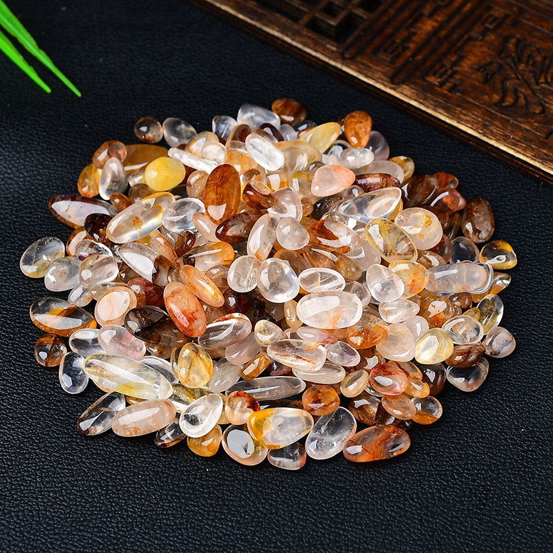 Kristalni šljunak dekorativni kamen sa žutim jantarskim cvijetom – geometrijski oblik, moderan minimalistički stil, materijal: kristal