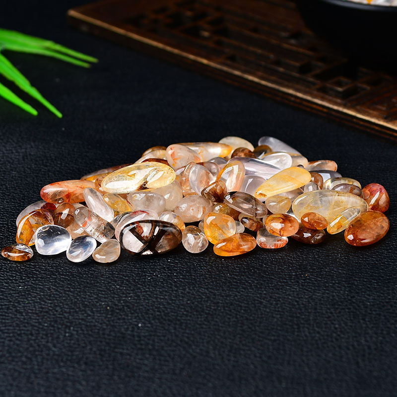 Kristalni šljunak dekorativni kamen sa žutim jantarskim cvijetom – geometrijski oblik, moderan minimalistički stil, materijal: kristal