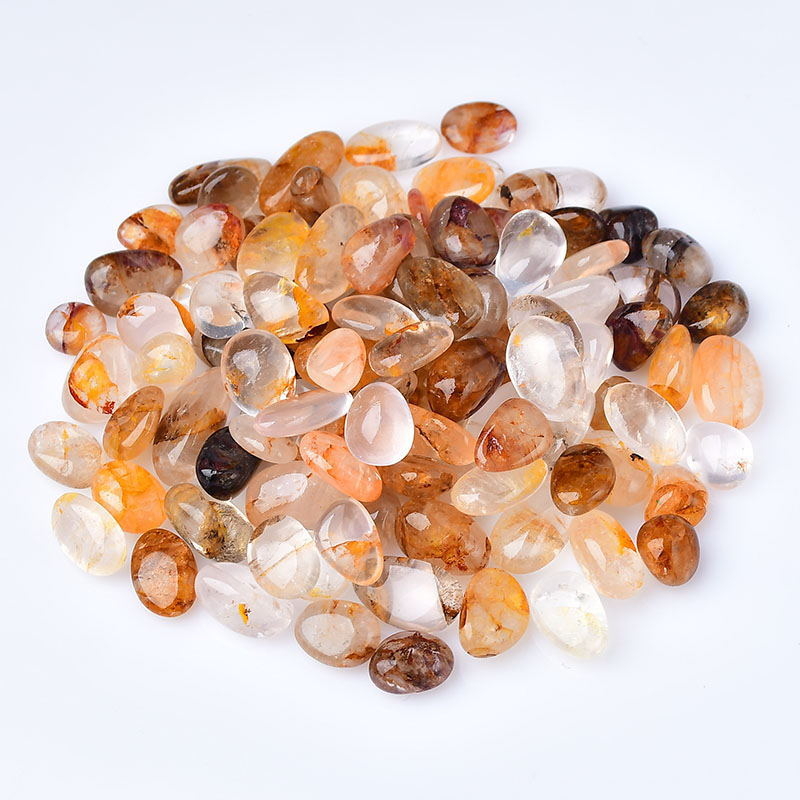 Kristalni šljunak dekorativni kamen sa žutim jantarskim cvijetom – geometrijski oblik, moderan minimalistički stil, materijal: kristal