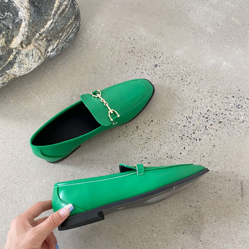 Mocasini dama – stil britanic cu cataramă metalică, suprafața din microfibră, vârf rotund, toc plat, talpă din cauciuc