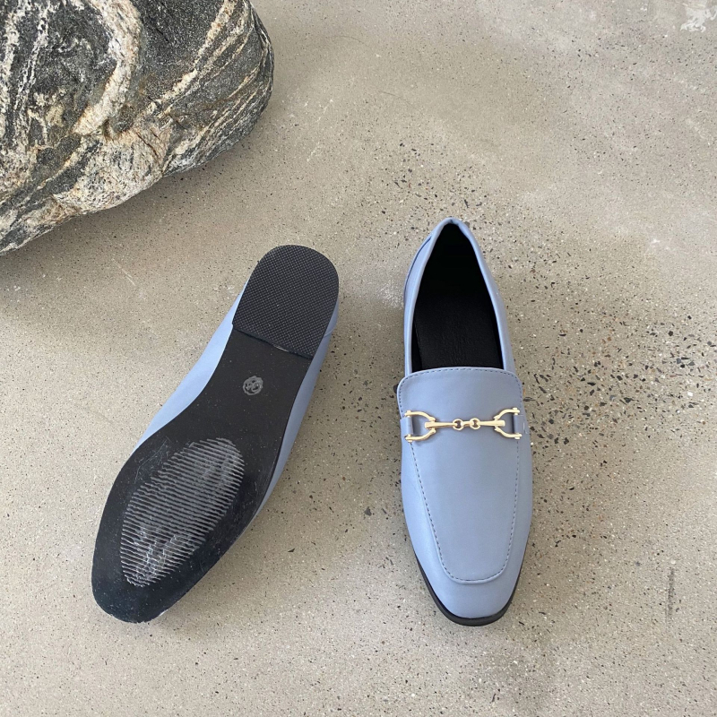 Mocasini dama – stil britanic cu cataramă metalică, suprafața din microfibră, vârf rotund, toc plat, talpă din cauciuc