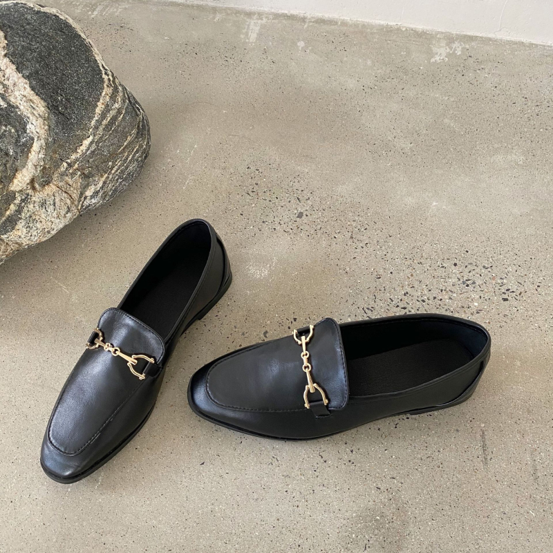 Mocasini dama – stil britanic cu cataramă metalică, suprafața din microfibră, vârf rotund, toc plat, talpă din cauciuc