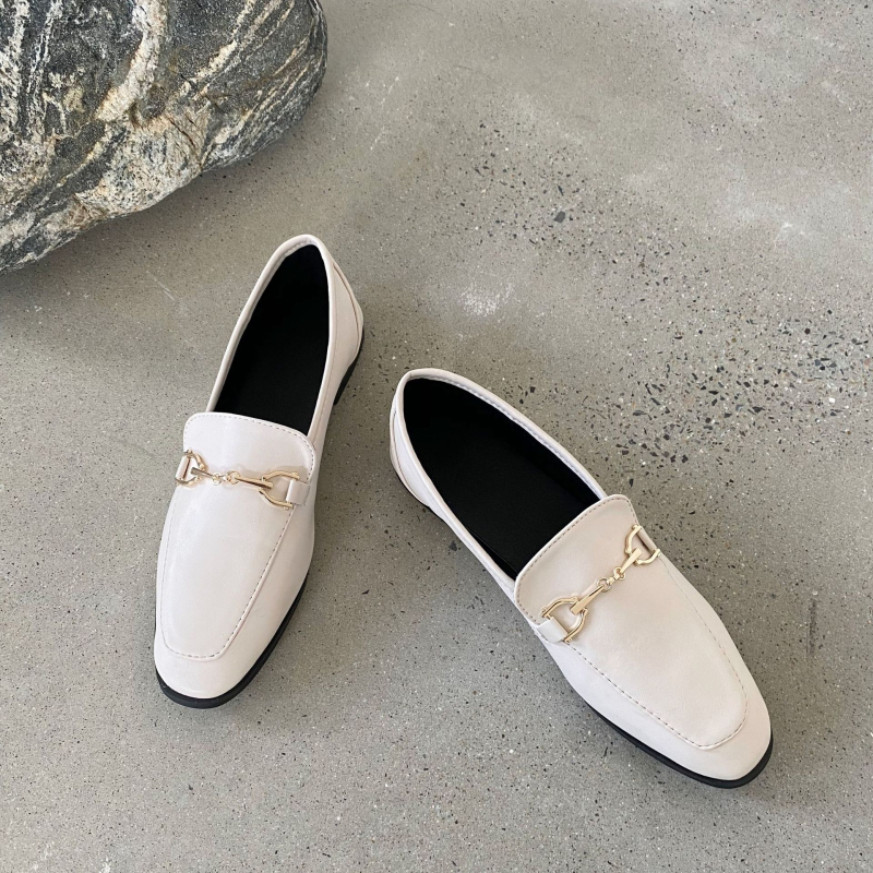 Mocasini dama – stil britanic cu cataramă metalică, suprafața din microfibră, vârf rotund, toc plat, talpă din cauciuc